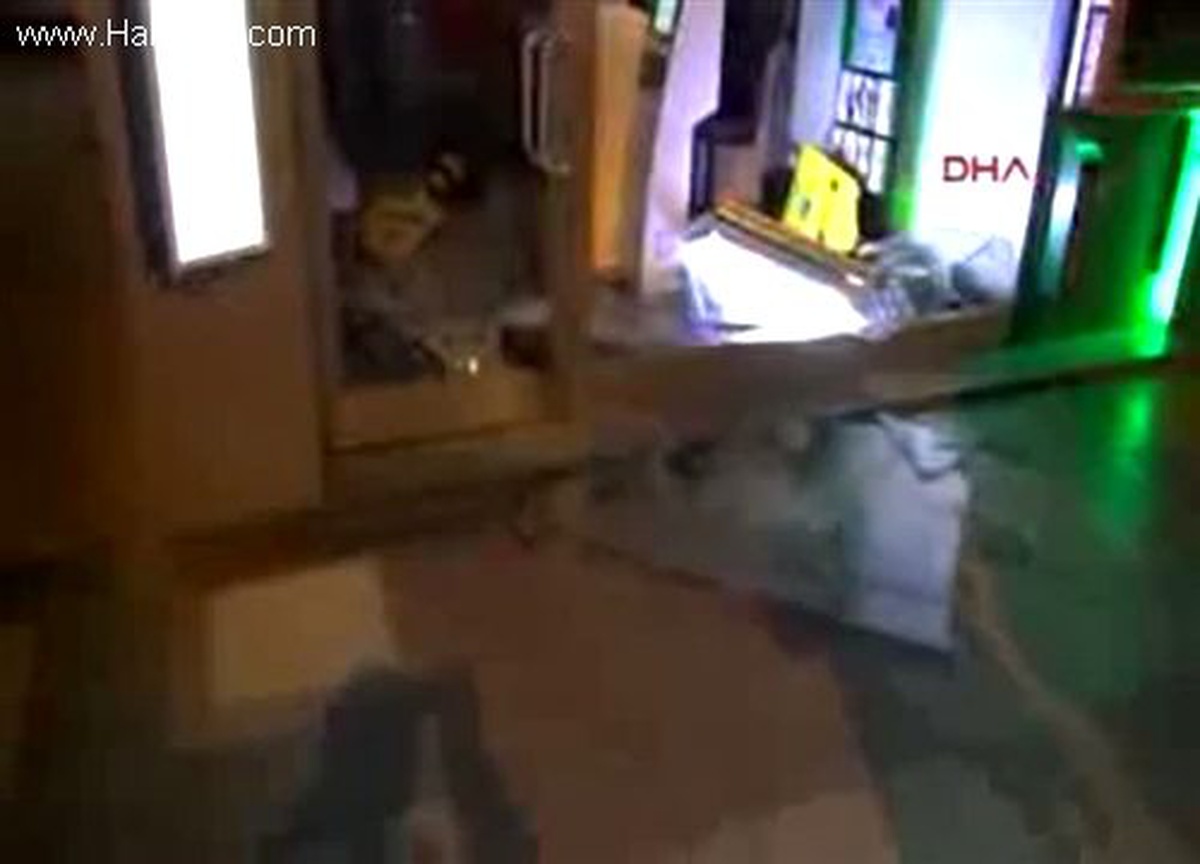 İzmir\'de Bir Bankanın Camı Tekmelenip Kırıldı