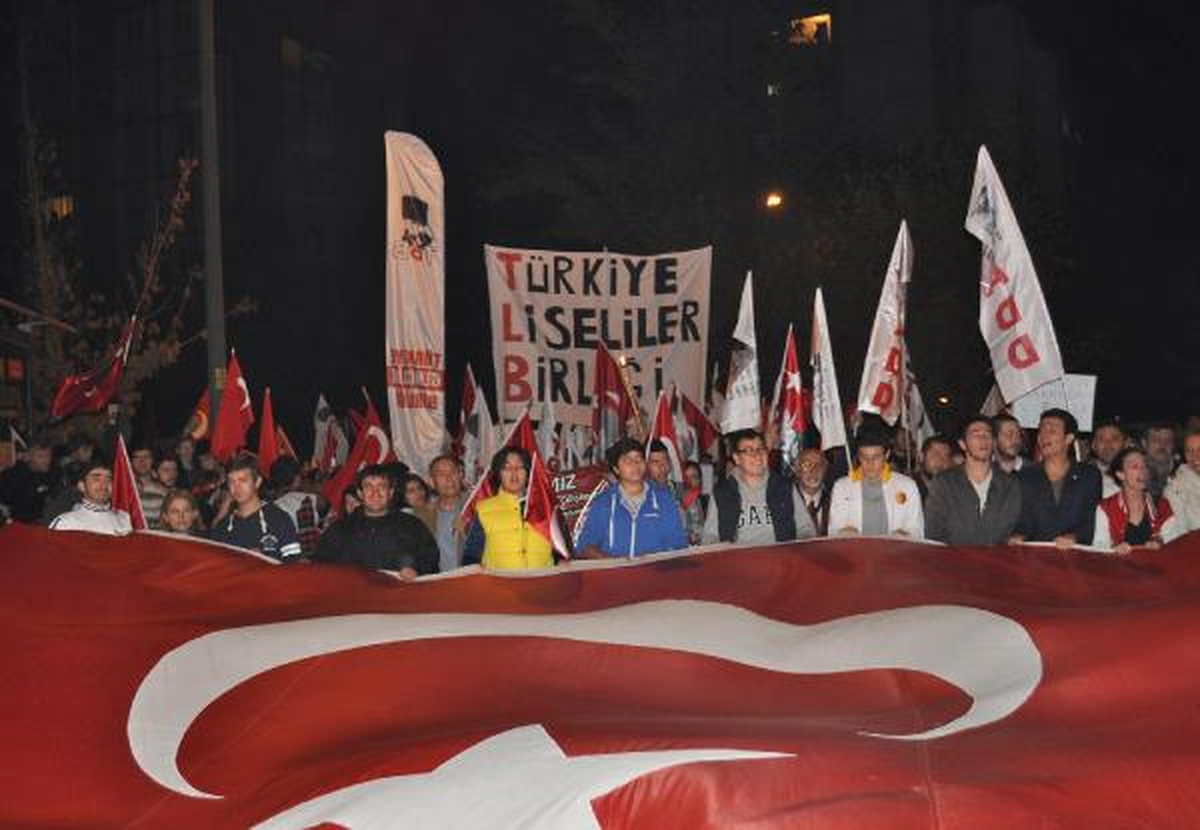 İzmit\'te 5 Bin Kişilik Cumhuriyet Korteji