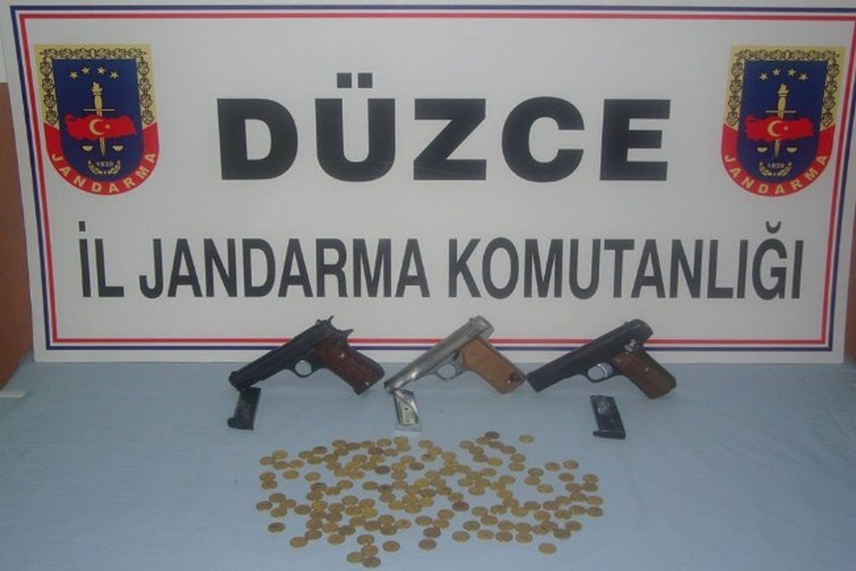 Jandarma Ekibi Kaçak Silah ve Sikke Ele Geçirdi