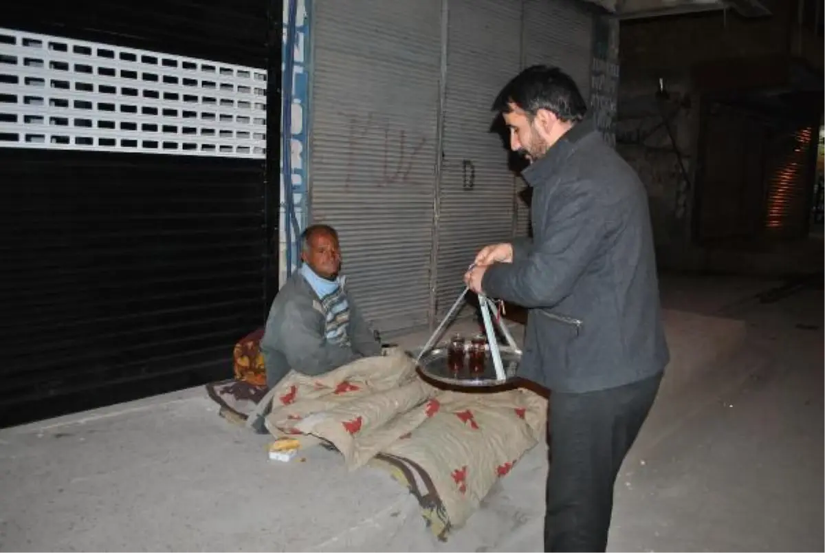 Kaldırımda Yatıyor