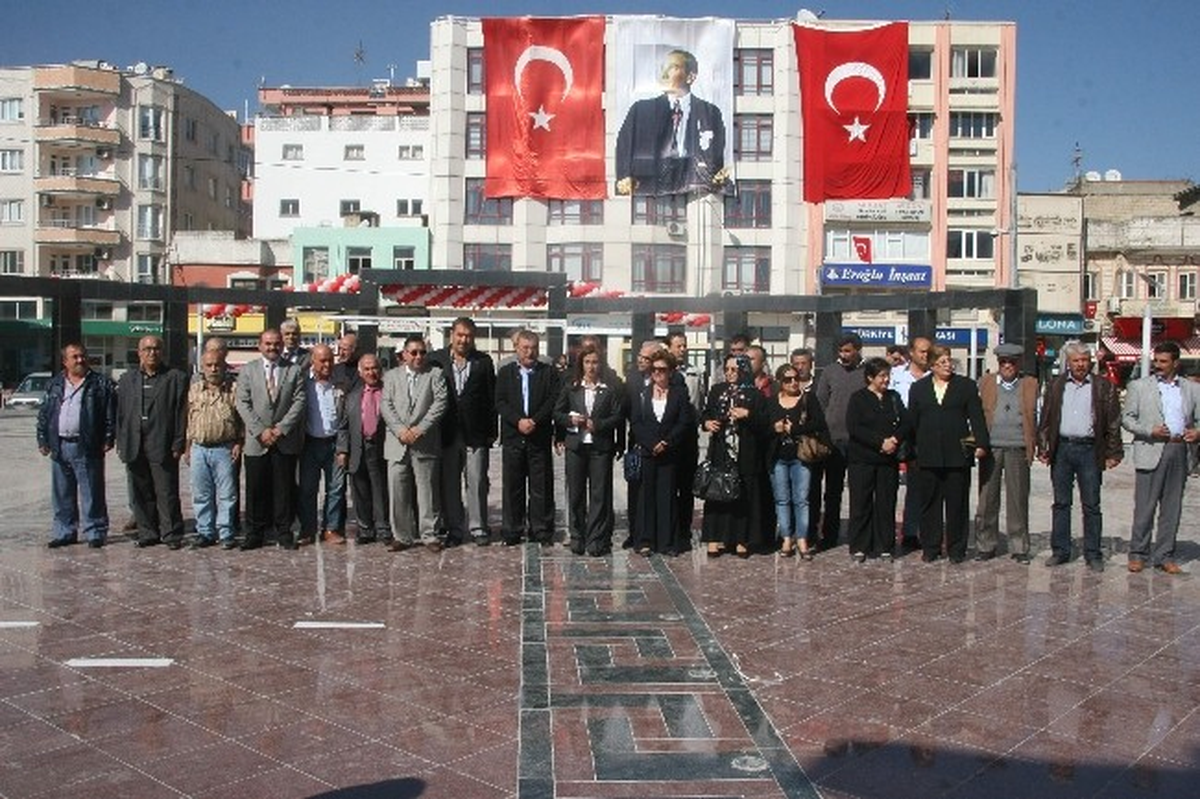 Kilis\'te CHP ve Add\'den Alternatif Çelenk Sunma Töreni