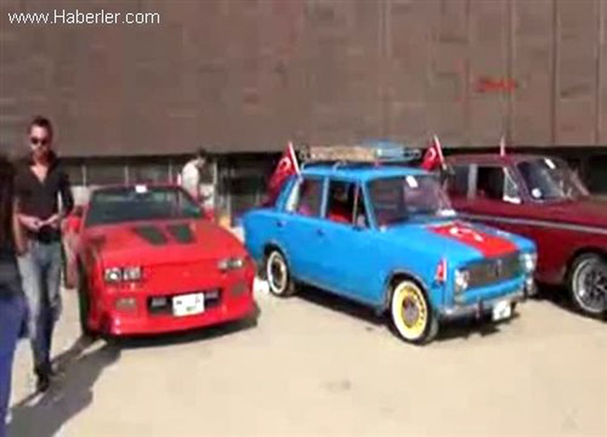 Klasik Araçlardan Bayram Korteji