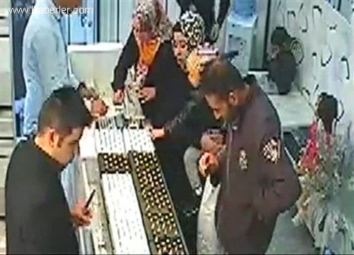 Kuyumcudan hırsızlık güvenlik kamerasında