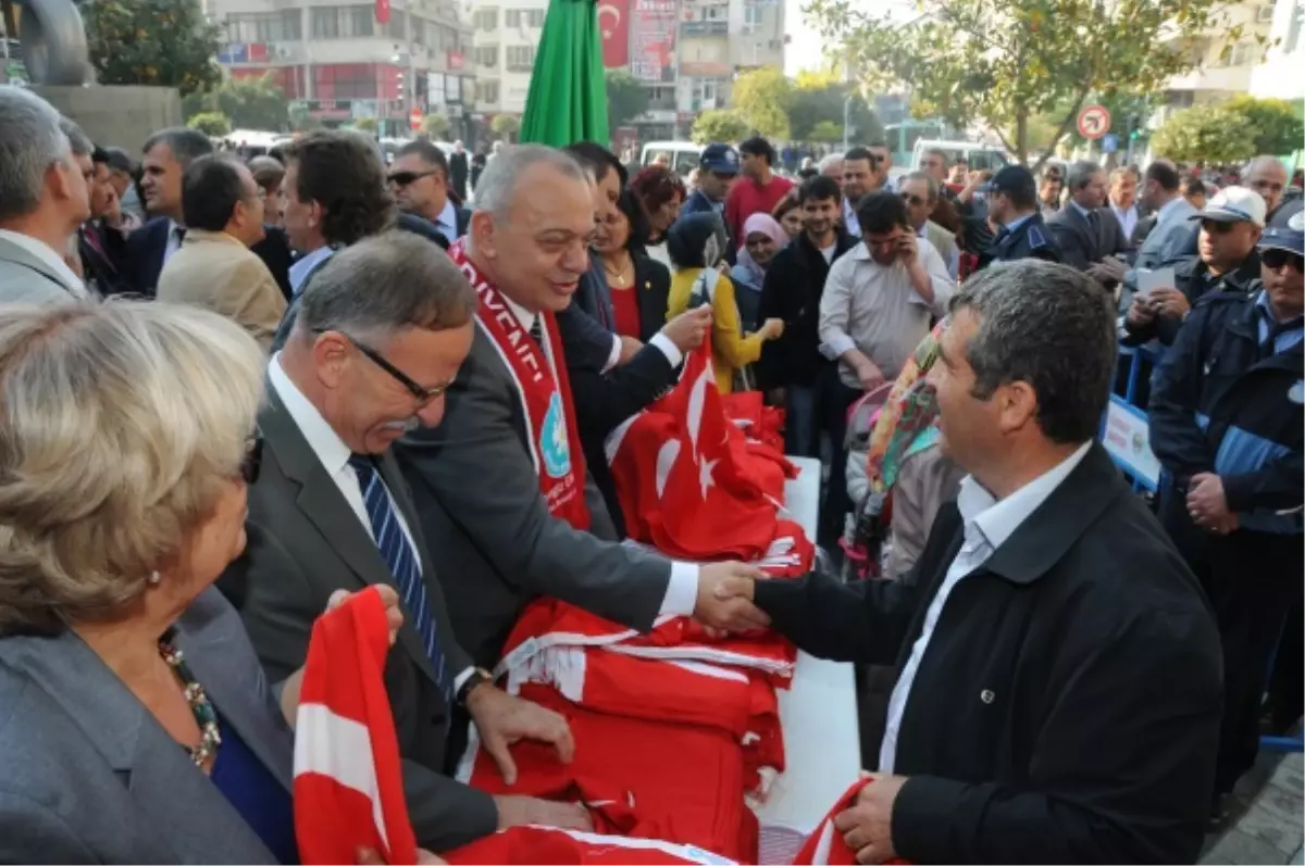 Manisa Belediyesi, Manisalılar\'a Türk Bayrağı Hediye Etti