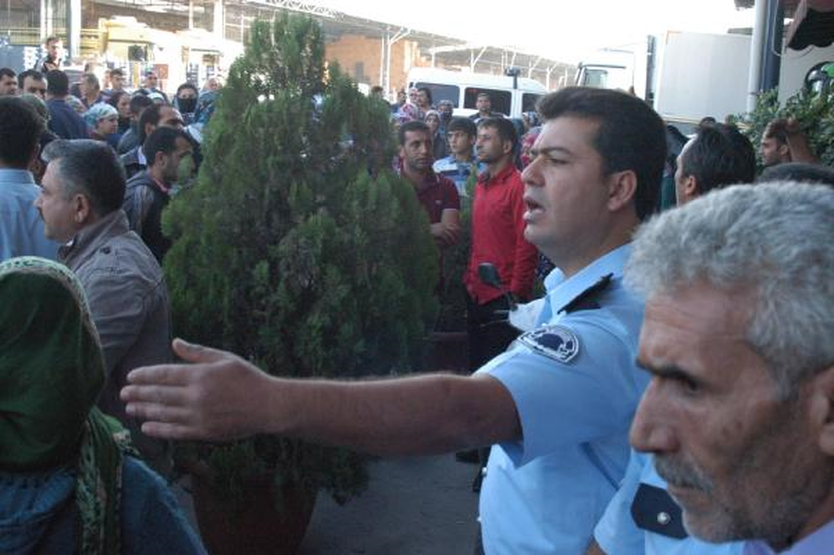 Mersin Hali\'nde Kadın İşçilerin Eylemi Sürüyor
