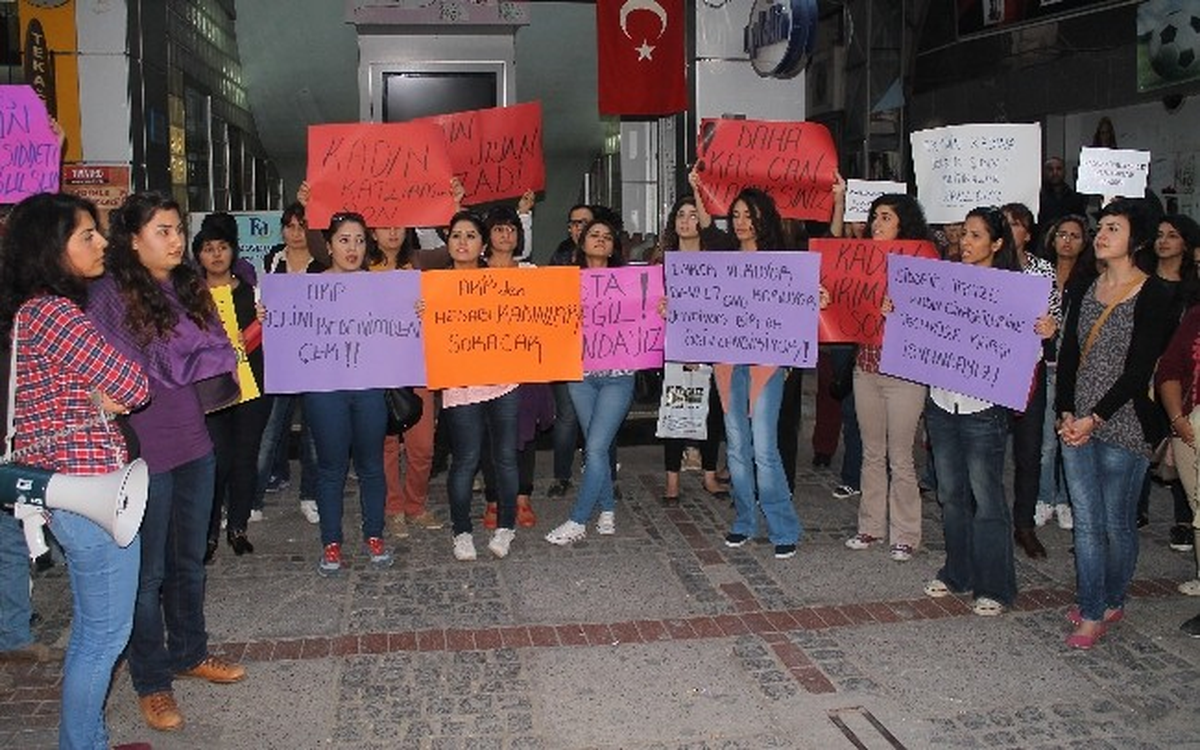 Mersin Kadın Platformu Üyeleri Kadın Cinayetlerini Protesto Etti