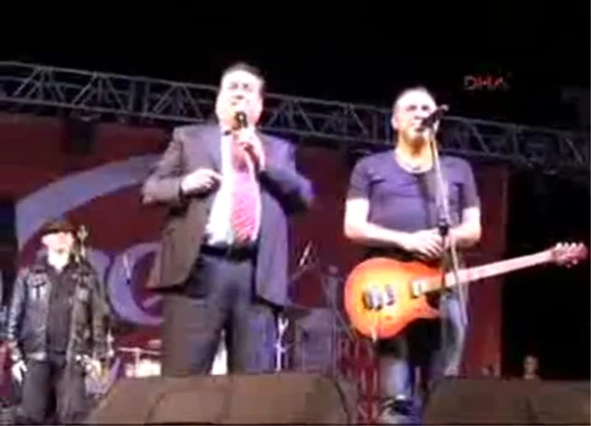 Mersin2 Başkan Özcan ile Haluk Levent Birlikte Şarkı Söyledi