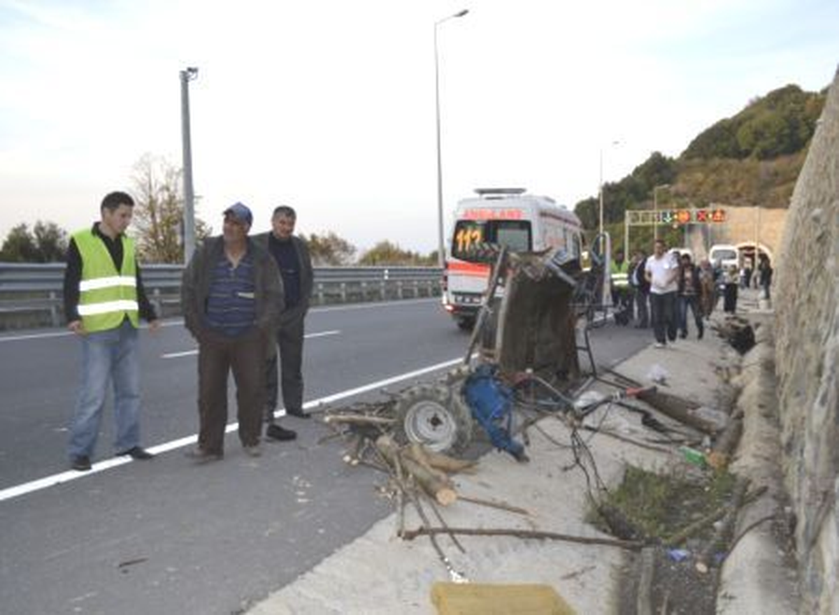 Midibüs Tarım Aracına Çarptı: 1 Ölü