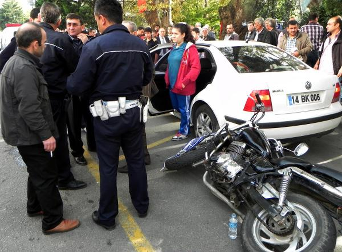 Motosikletin Çarptığı Yaya ve Sürücü Yaralandı