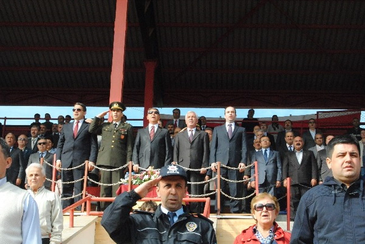 Ödemiş Saraçoğlu Stadın\'da "Cumhuriyet" Coşkusu
