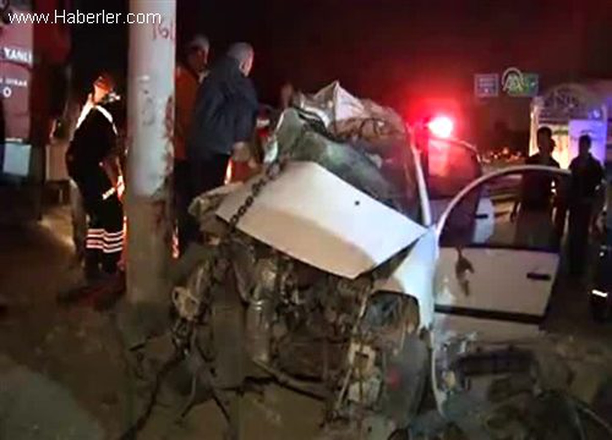 Otomobil elektrik direğine çarptı: 2 ölü