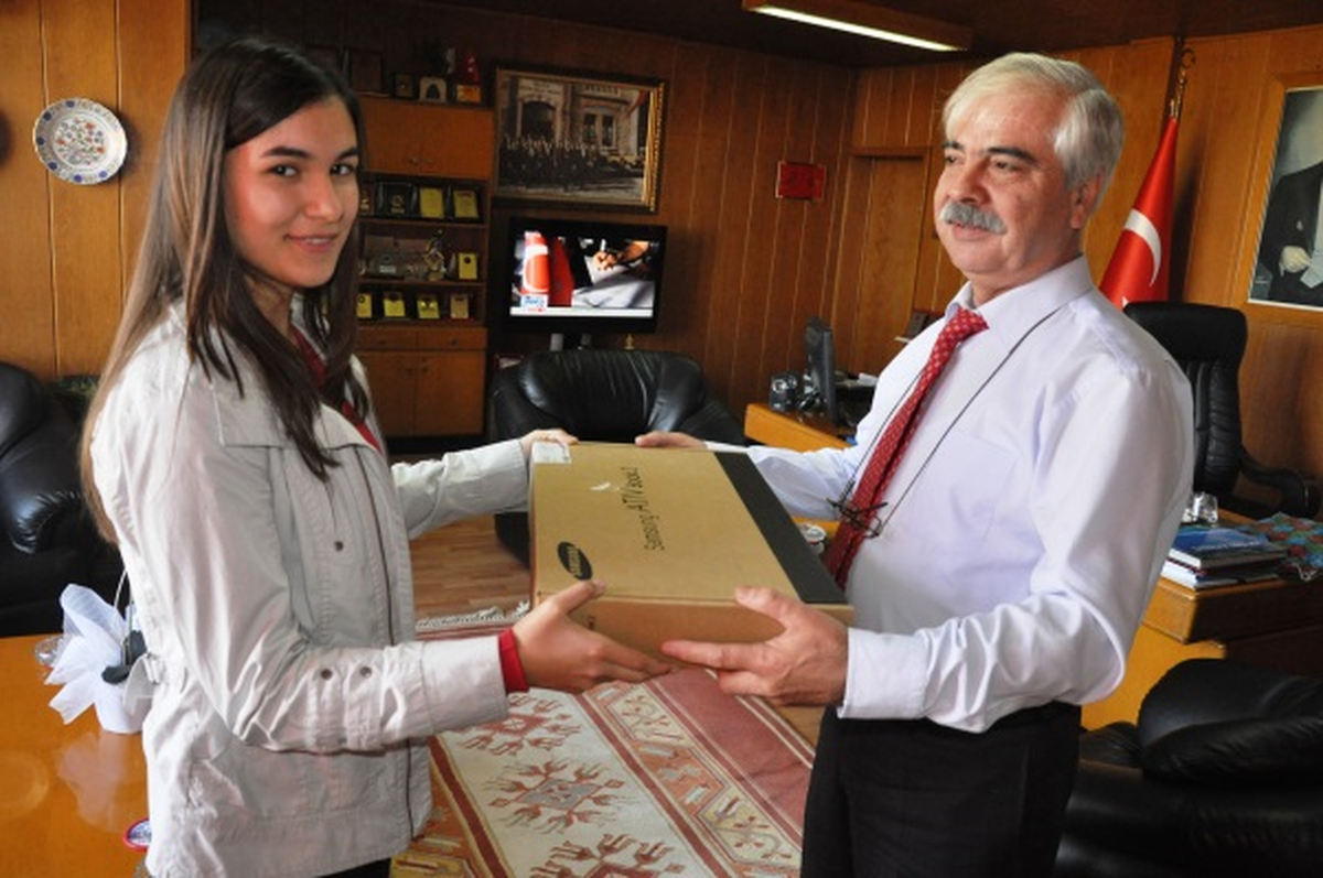 Özcan\'dan Başarılı Öğrenciye Hediye Dizüstü Bilgisayar