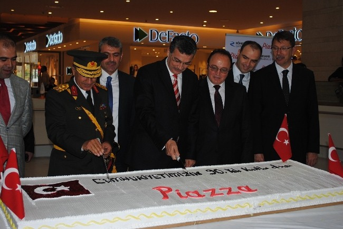 Şanlıurfa Piazza\'da Cumhuriyet Coşkusu