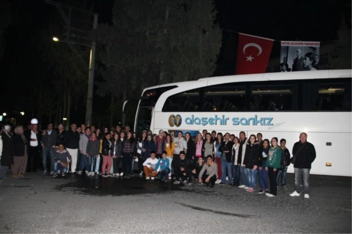 Sarıgöl Belediyesi 52 Öğrenciyi Anıtkabir\'e Gönderdi
