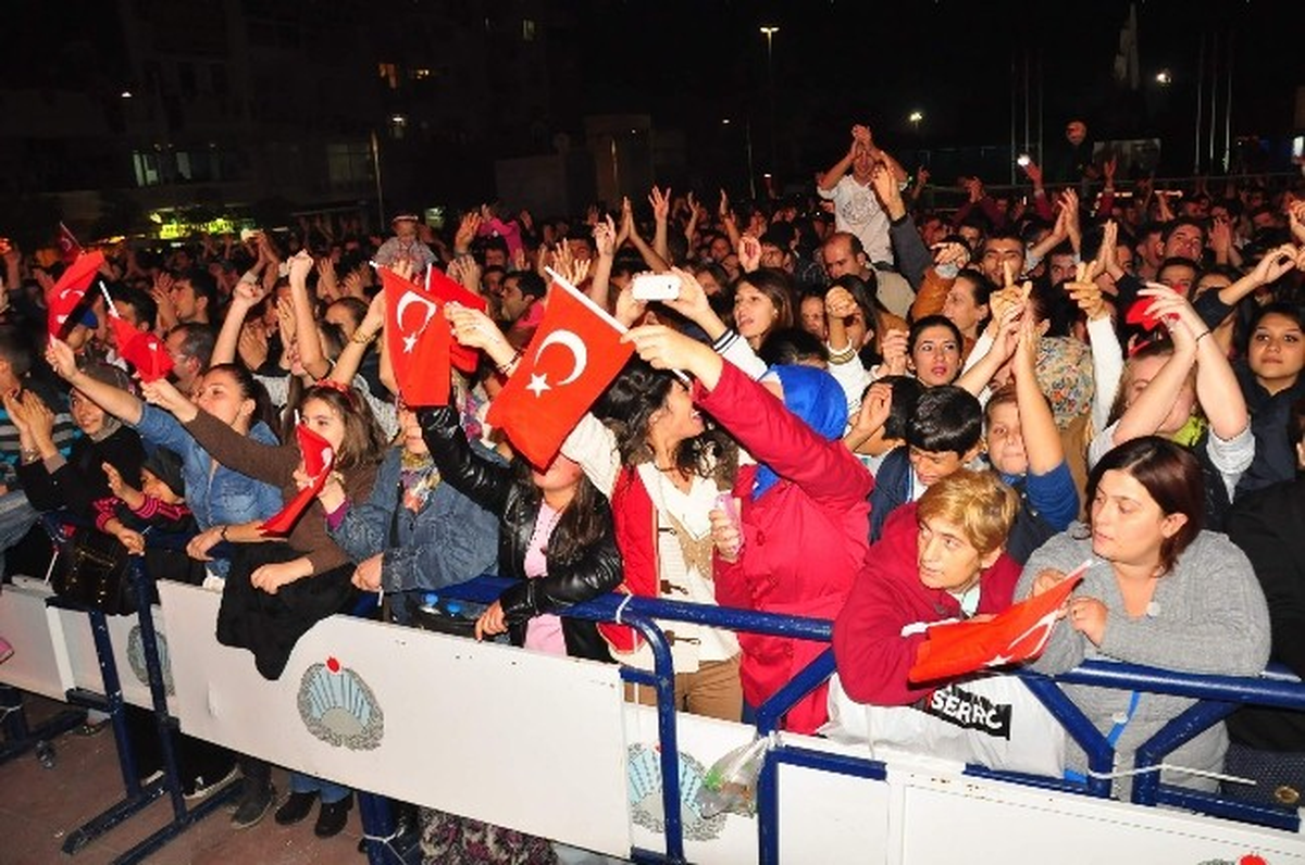 Serdar Ortaç Konseri Yarıda Bıraktı