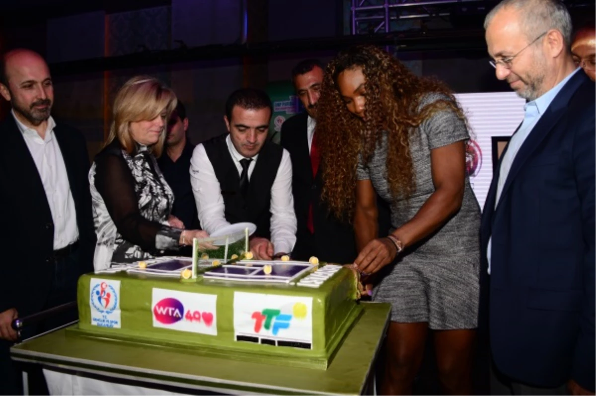 Serena TEB BNP Paribas WTA Championships Kupasını Kutladı