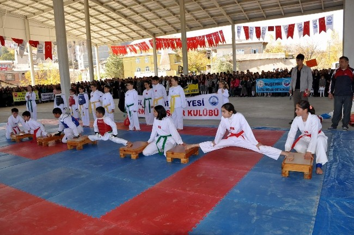 Suşehri\'nde Cumhuriyet Bayramı Halk Pazarında Kutlandı