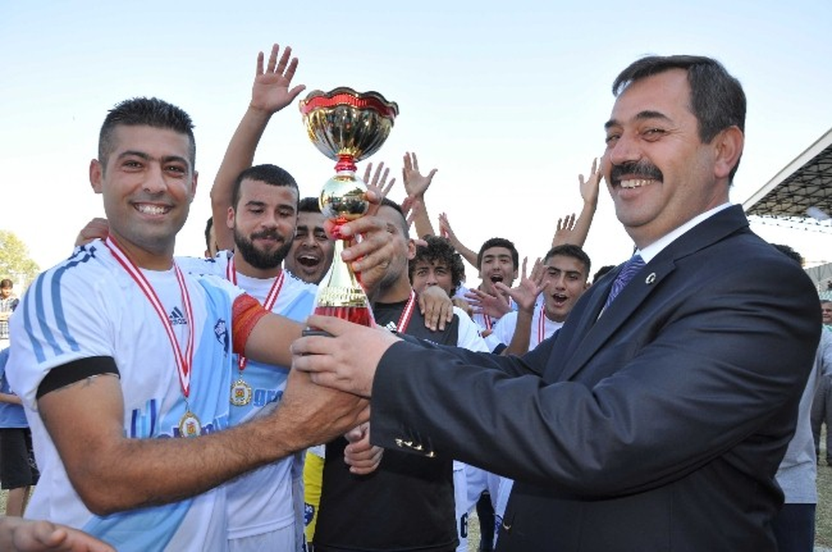 Tarsus\'ta Cumhuriyet Kupası Futbol Turnuvası