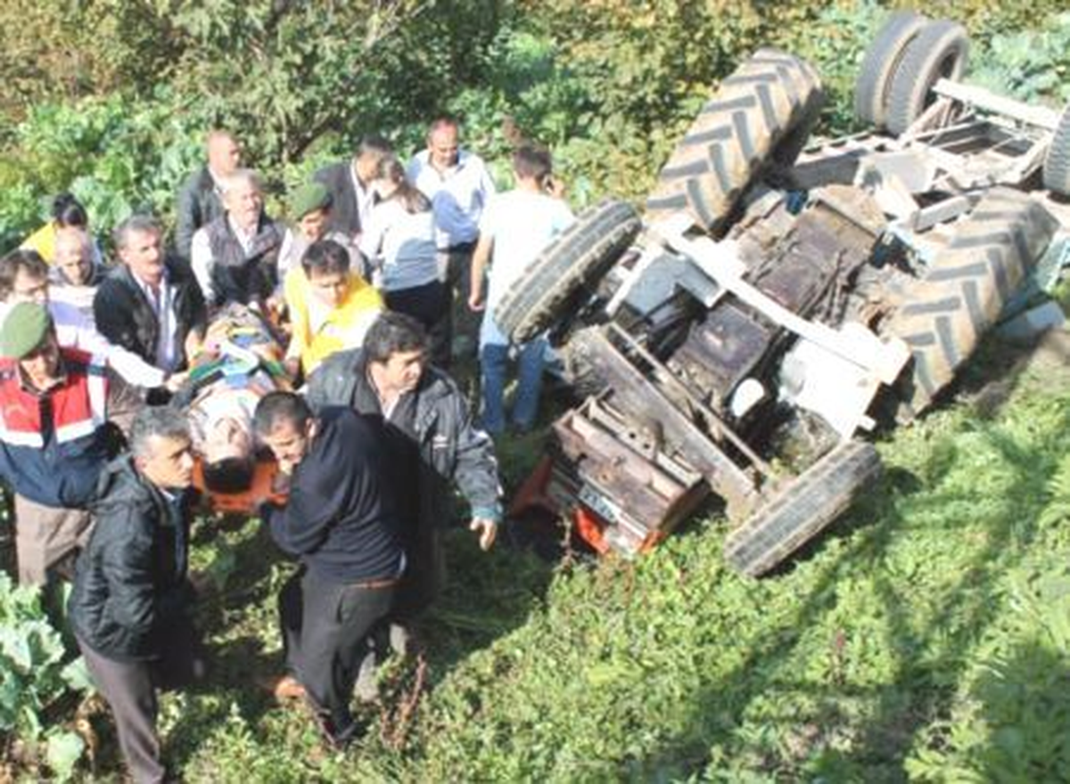 Traktör Şarampole Devrildi: 1 Yaralı