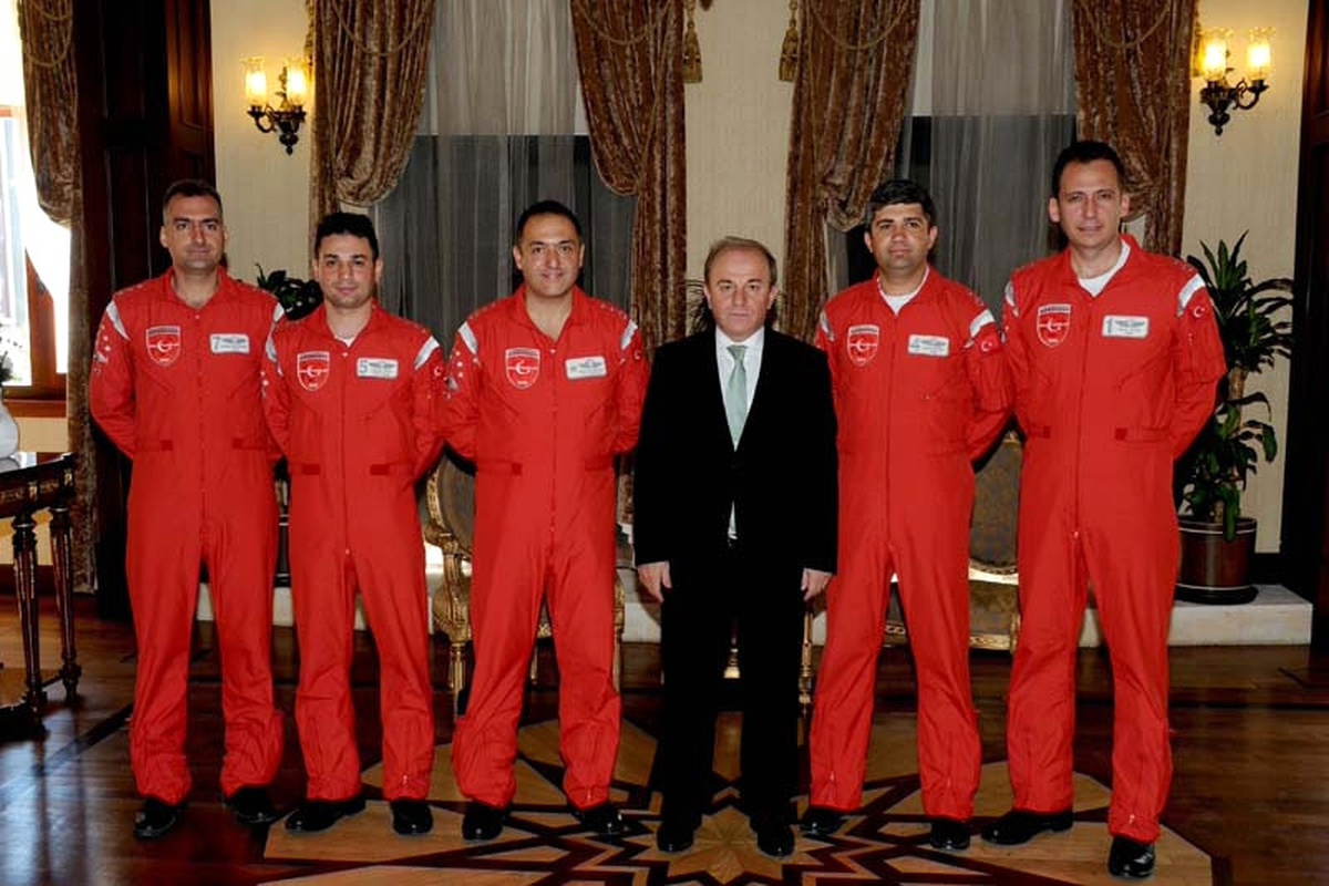 Türk Yıldızları, Antalya Valisi Öztürk\'ü Ziyaret Etti
