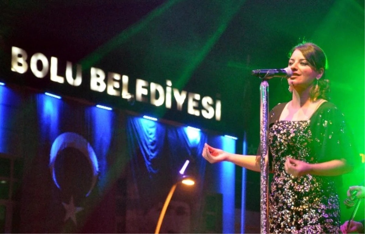 Ünlü Şarkıcı Zara Bolu\'da 20 Bin Kişiyi Coşturdu