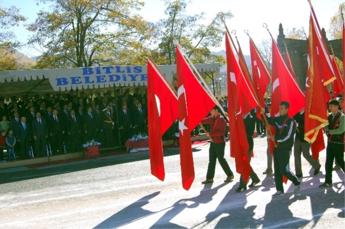 Vali Yurdakul\'dan Mavi Renkli Türk Bayrağı Baskılı Tişörte Tepki