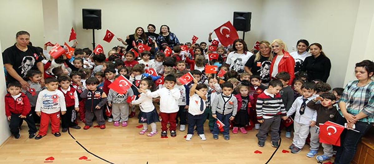 Yenimahalleli Minikler Cumhuriyet Balosu\'nda Coştu