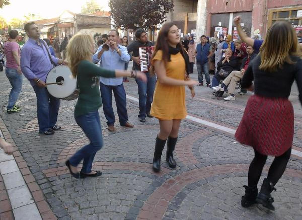 Yunan Turistler Caddede Dans Edip Eğlendi