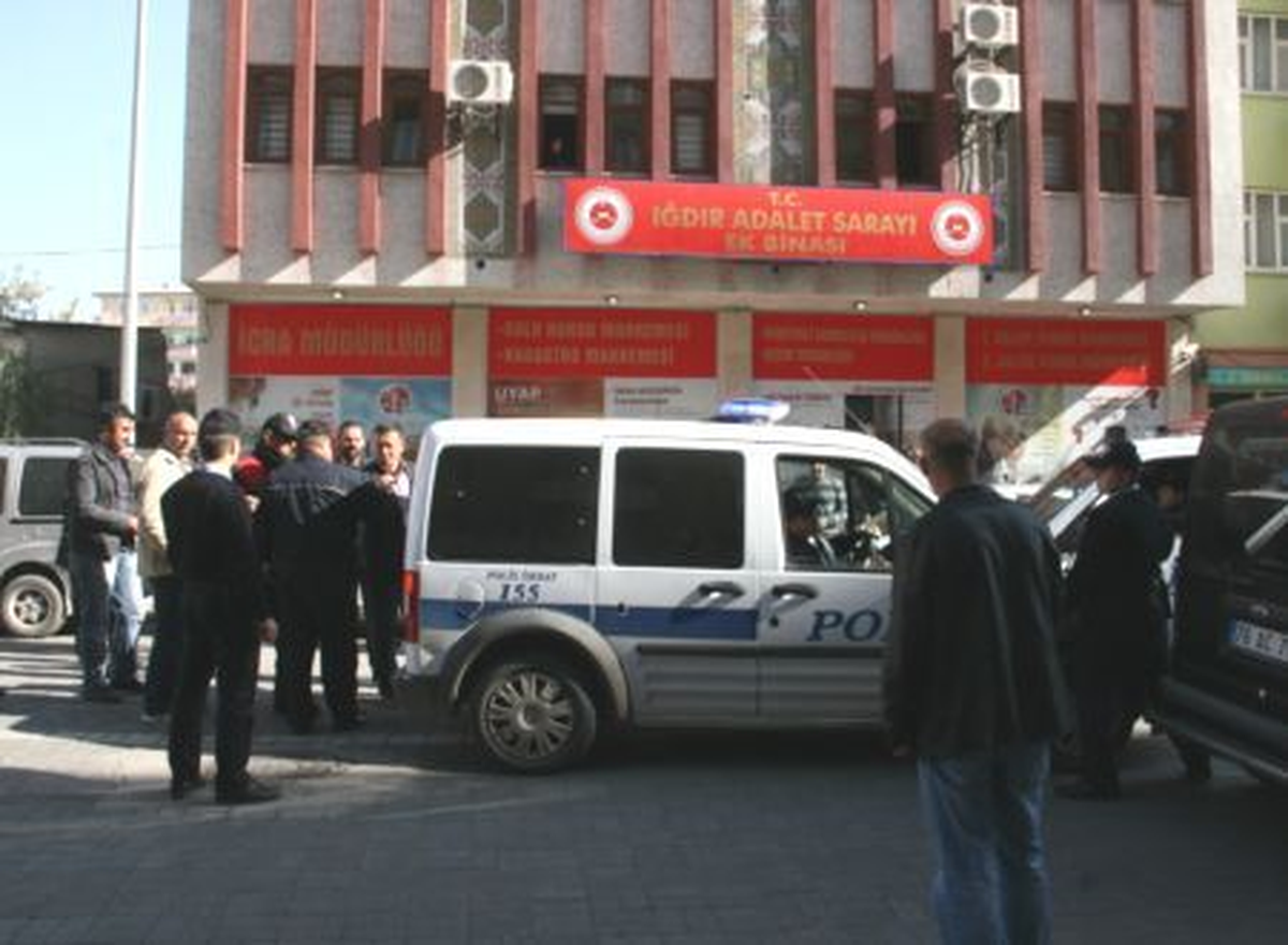 Adliye Önünde Boşanma Kavgası: 15 Yaralı