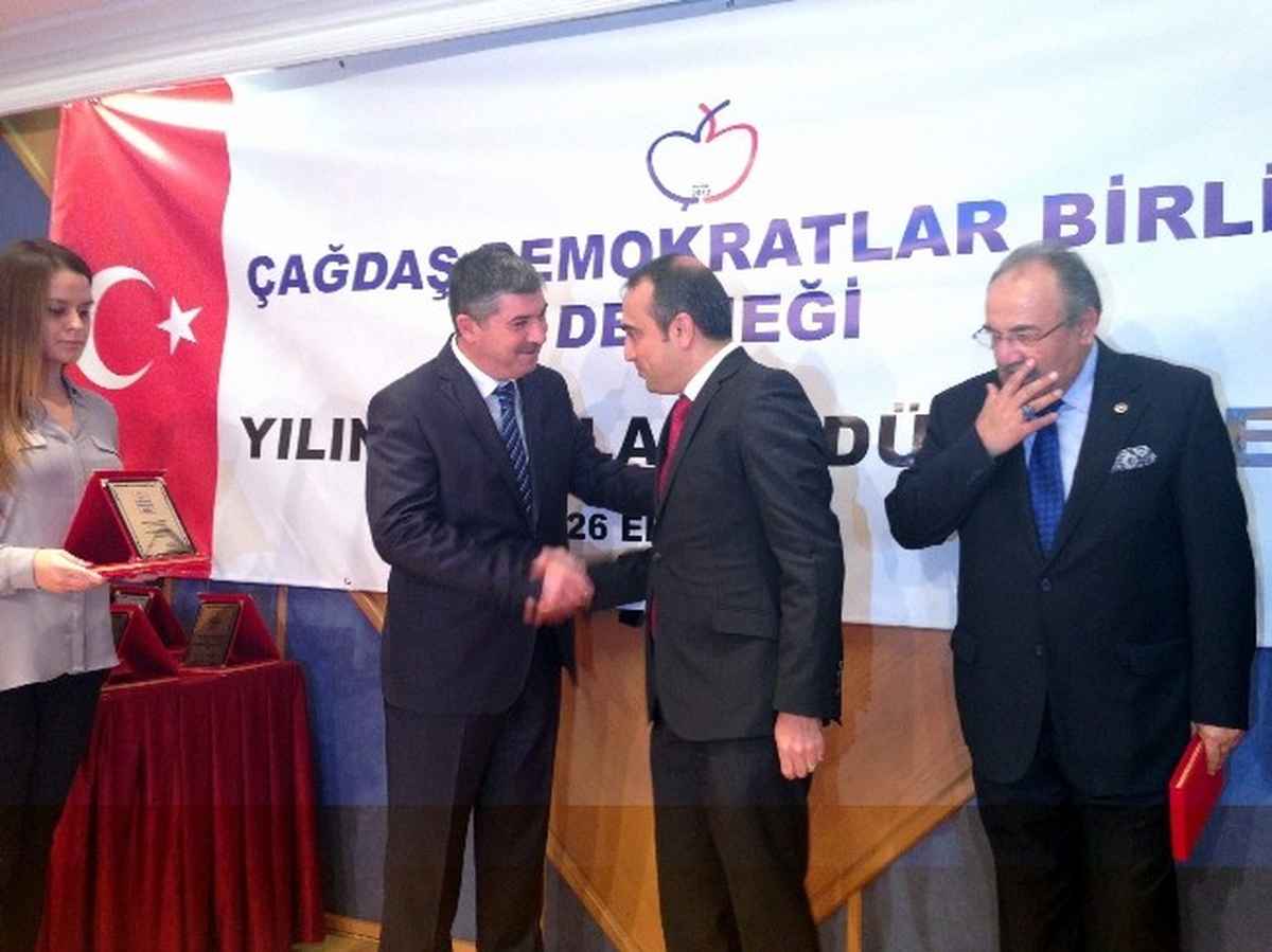 AK Parti Diyarbakır Milletvekili İçten\'e \'Yılın Milletvekili\' Ödülü