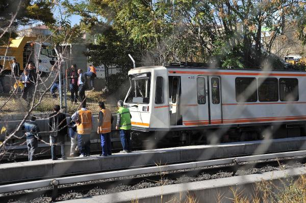 Ankaray\'ın Tren Setine İş Makinesi Çarptı