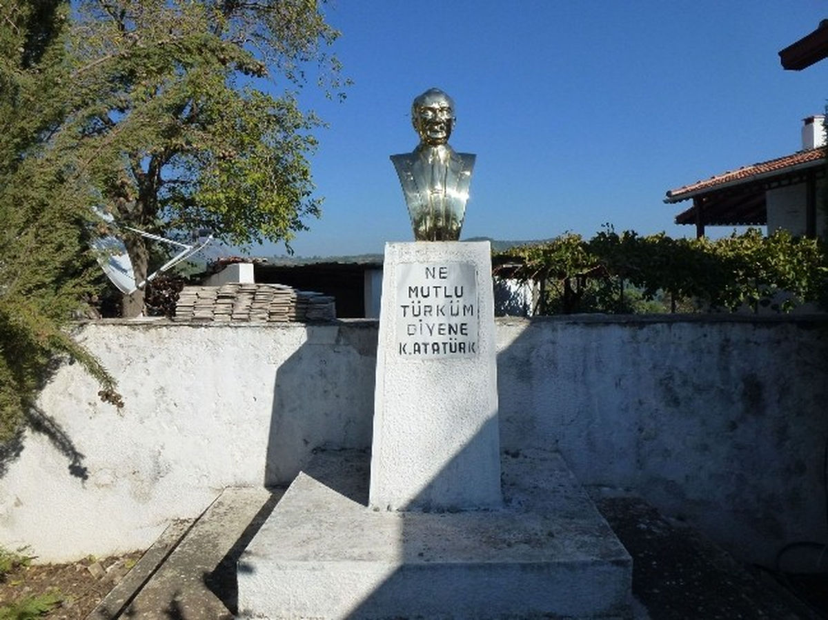 Atatürk Büstü Değiştirildi, Yollar Asfaltlandı