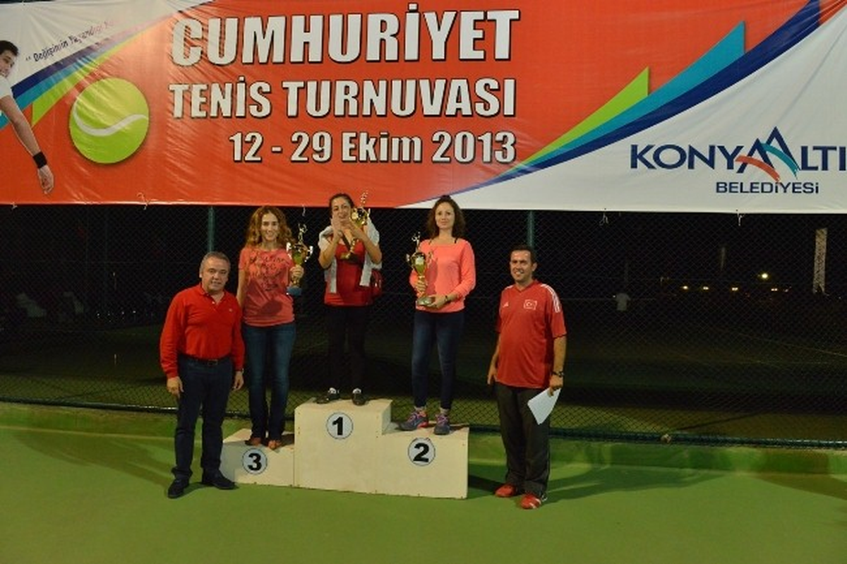 Başkan Böcek \'Tenis Turnuvası\' Ödüllerini Verdi