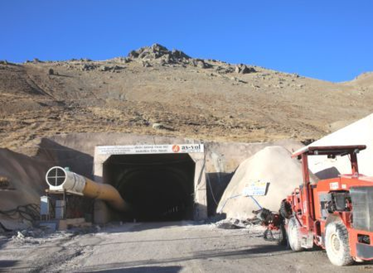 Bayburt Valisi Ünlüer, Salmankaş Tüneli İnşaatında İncelemelerde Bulundu