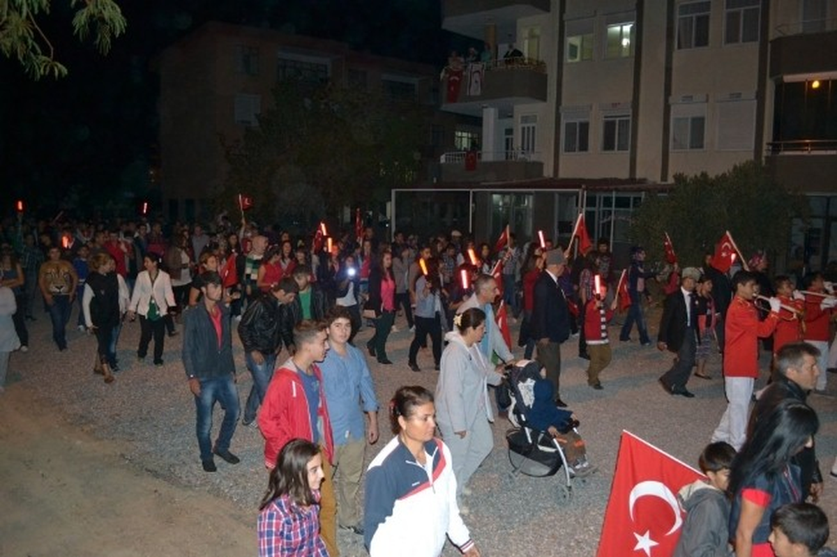 Bozyazı\'da Fener Alayı Etkinliği Düzenlendi