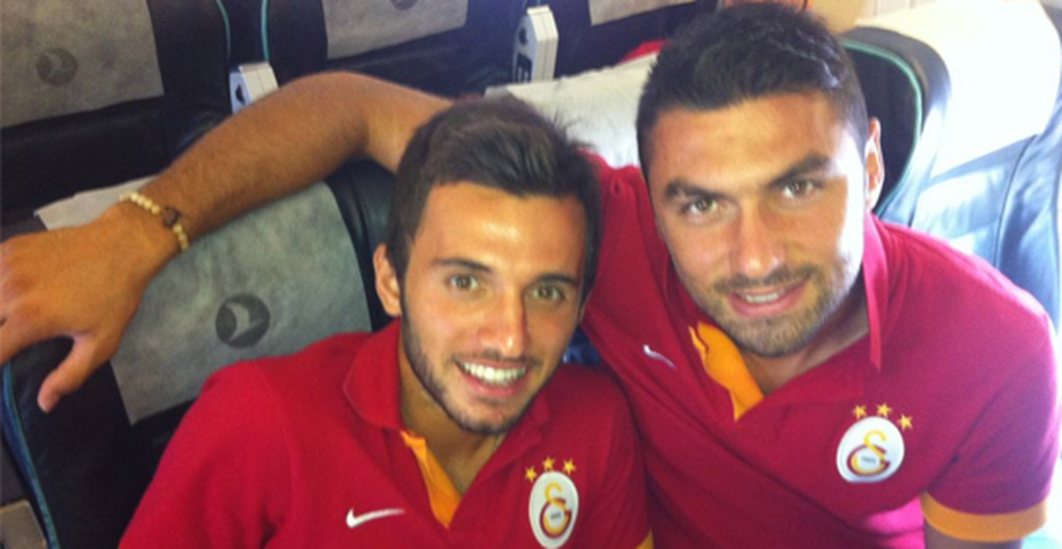 Burak Yılmaz, Emre Çolak'a Ayakkabı Hediye Etti