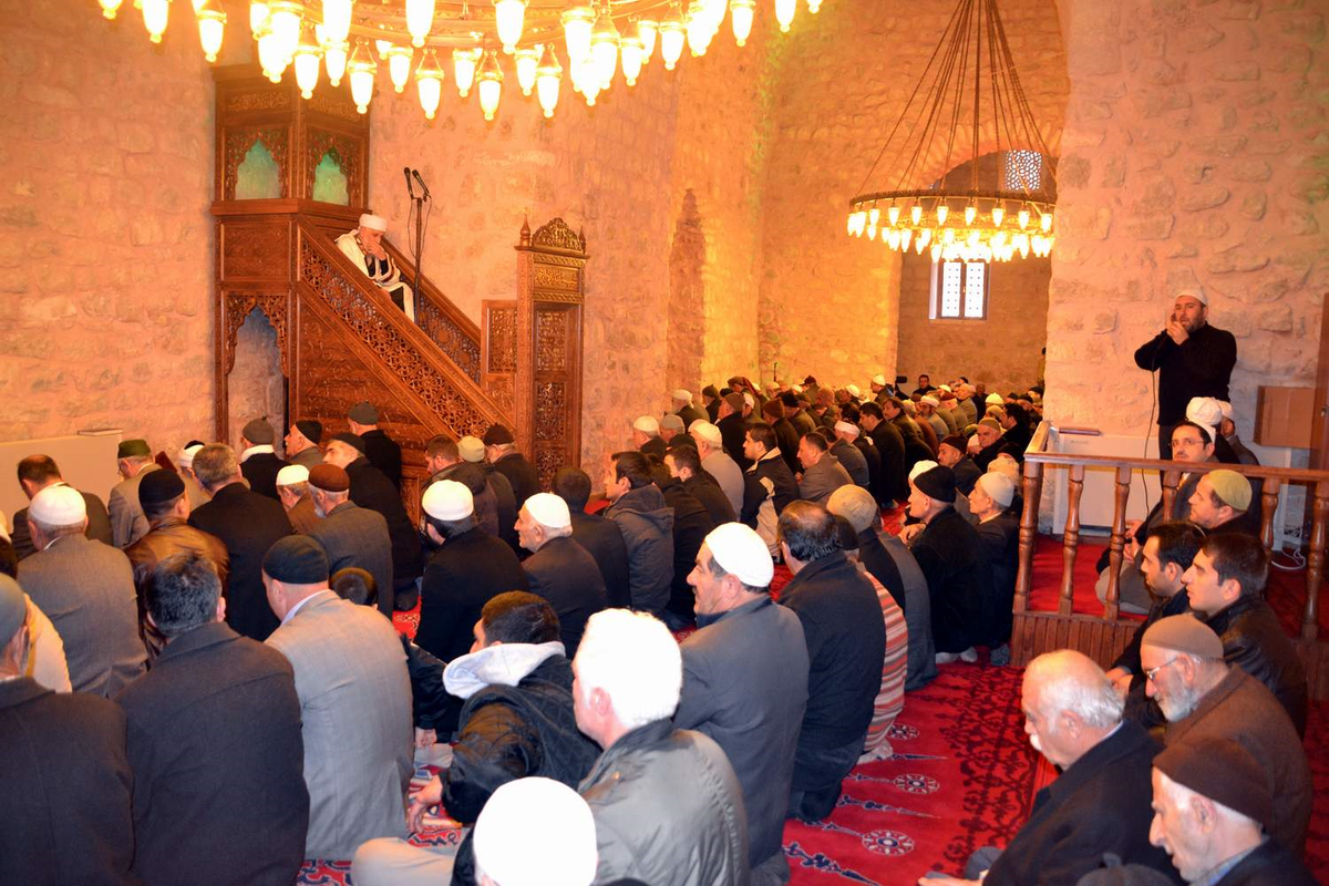 Cuma Namazı Saat 12\'ye Alındı