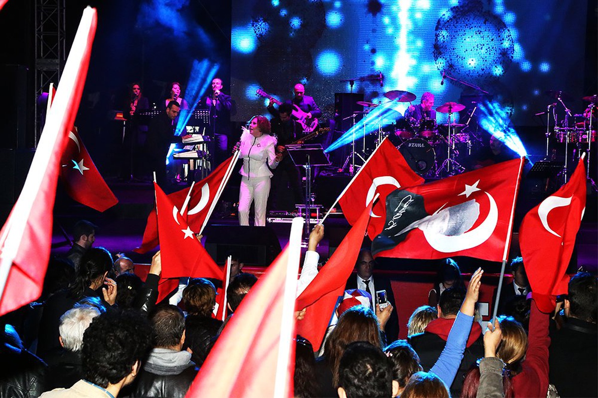 Cumhuriyet Bayramı Ataşehir\'de Şölen Havasında Kutlandı