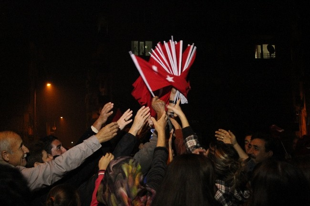 Cumhuriyet, Lapseki Belediyesinin Dağıttığı Bayraklarla Kutlandı