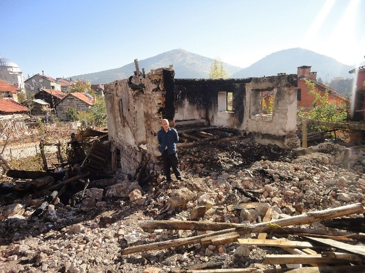 Derebucak\'ta Evi Yanan Aileye Kaymakam Sahip Çıktı