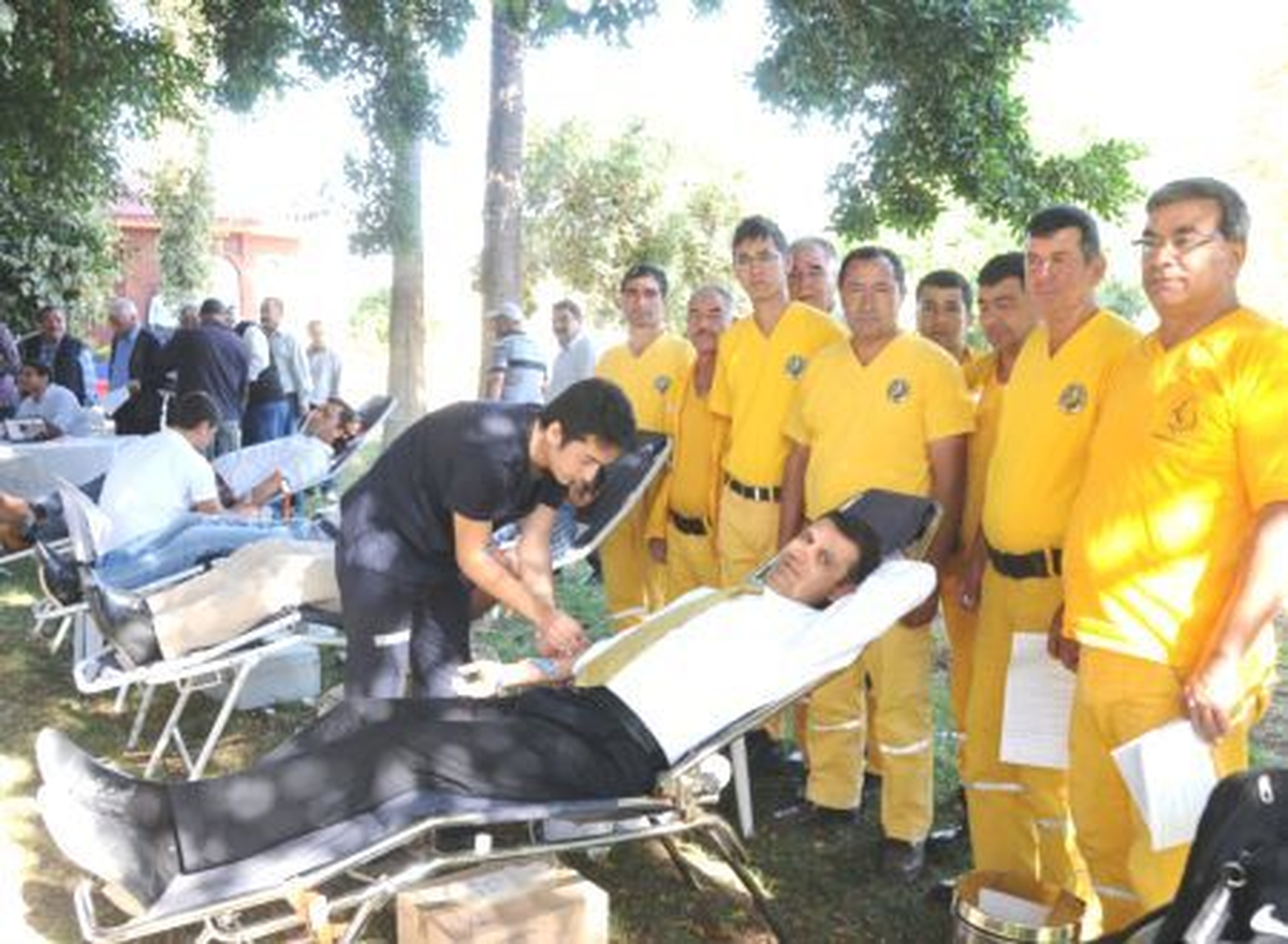 Erdemli\'de Kızılay\'a Kan Bağışı