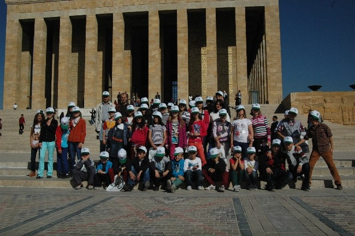 Eskişehirli Öğrenciler Ata\'nın Huzurunda