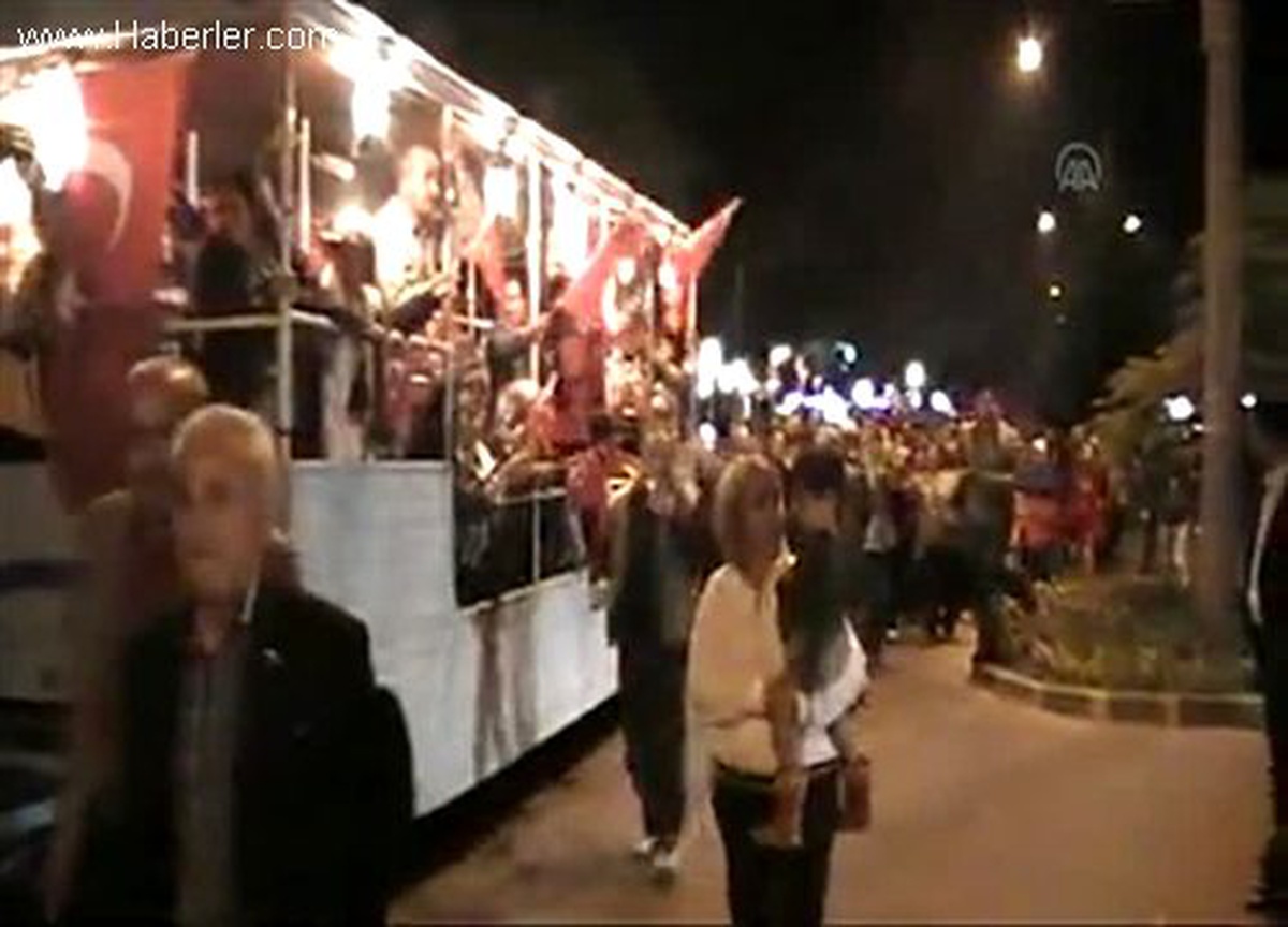 Edremitliler Fener Alayında Roman Havası Eşliğinde Eğlendi