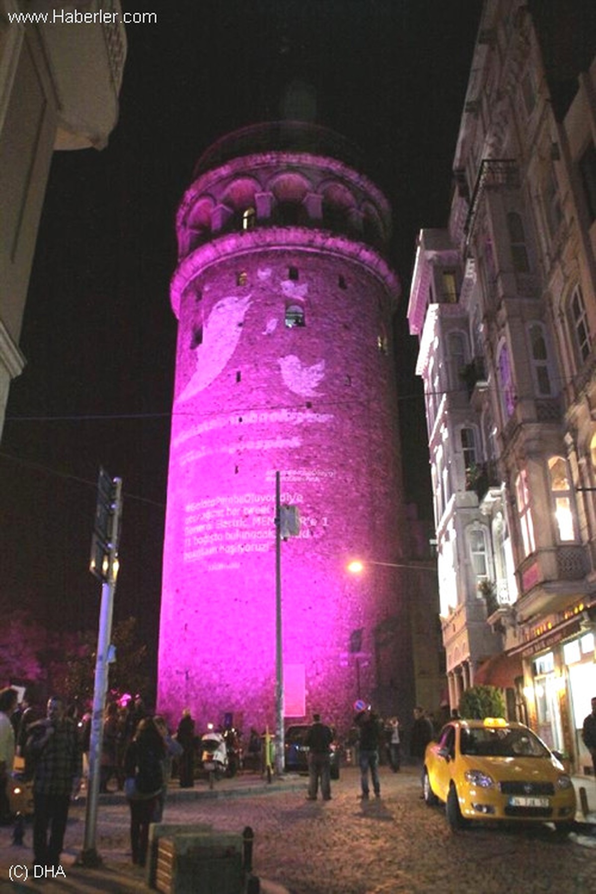 Galata Kulesi Pembe Renge Büründü