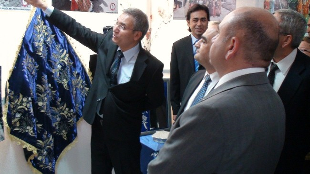Gediz Kız Meslek Lisesi\'nin 200 Yıllık Elbiselerden Oluşturduğu "Yöresel Kıyafetler ve Fotoğraf"...