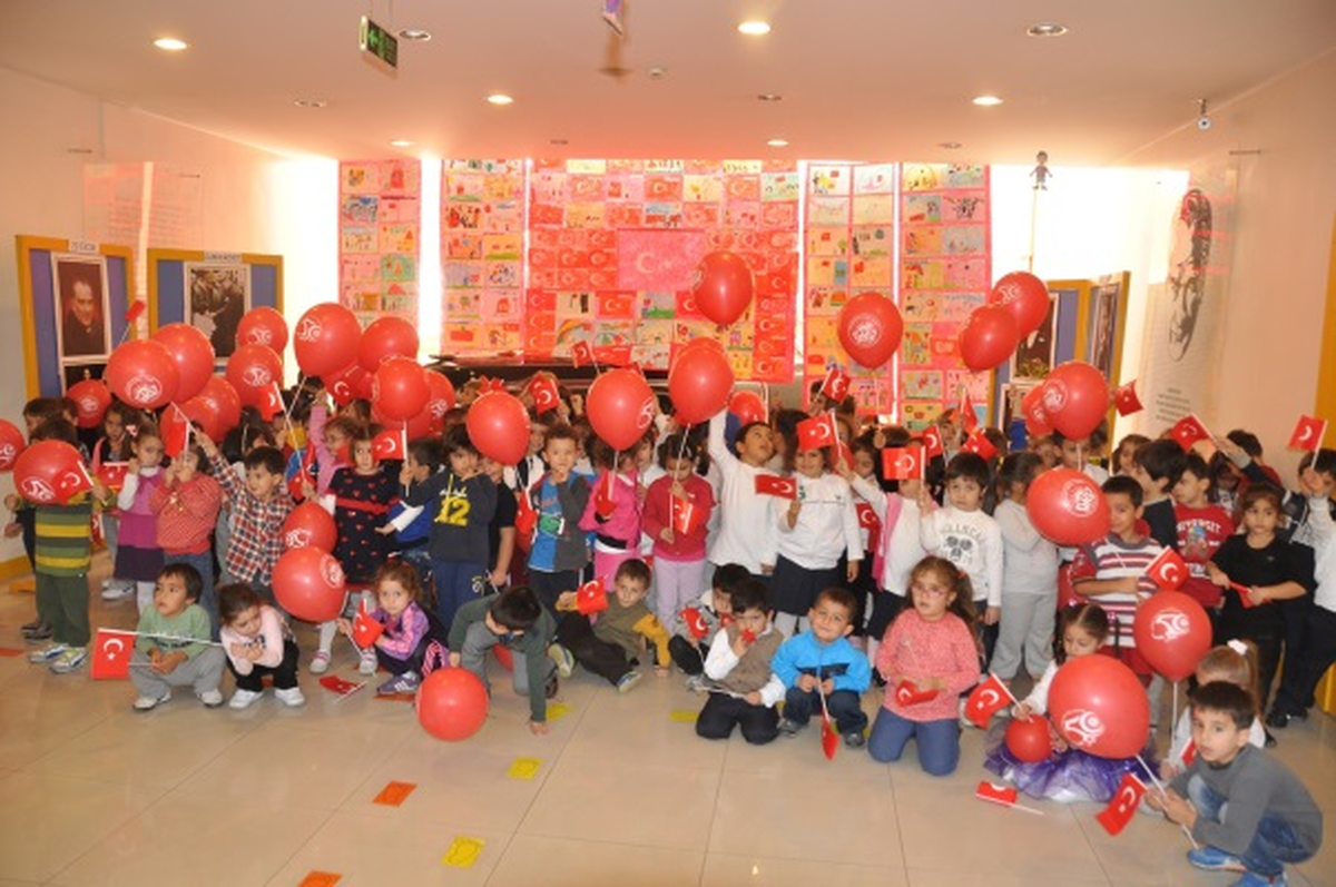 GKV\'li minik Yüreklerin Cumhuriyet Resim Sergisi Açıldı