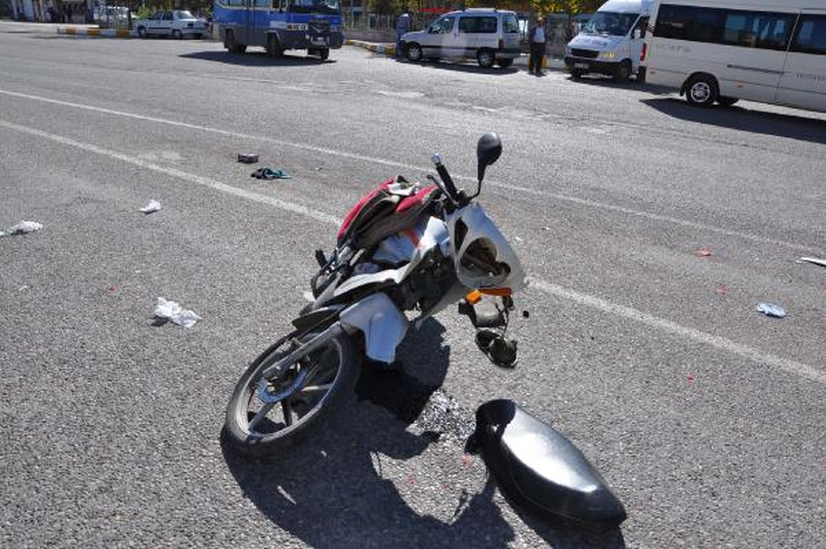Hafif Ticari Araca Çarpan Motosiklet Sürücüsü Yaralandı
