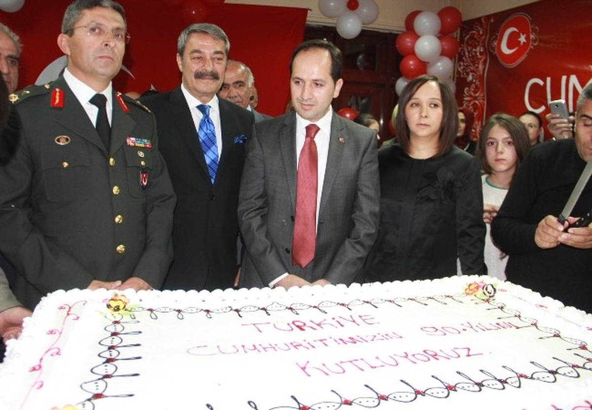 Hakkari\'de 29 Ekim Resepsiyonunu Kadir İnanır Açtı
