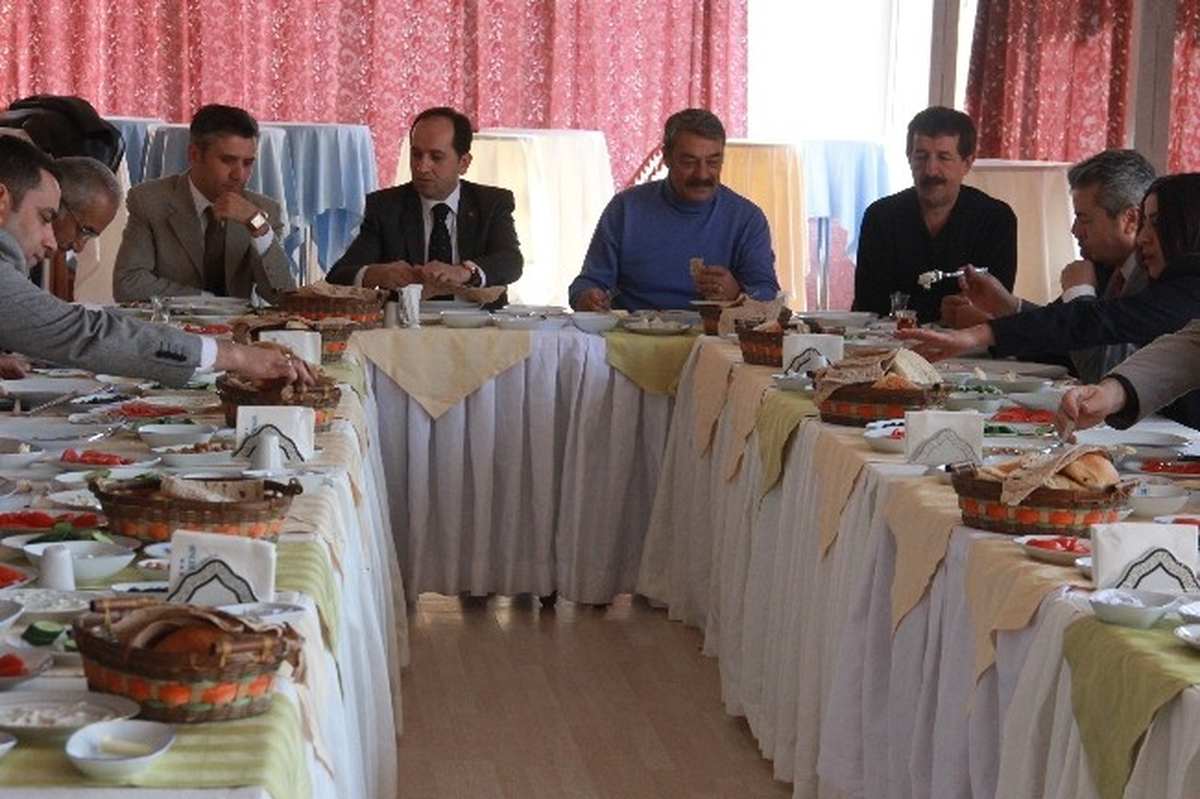 Hatso\'dan Kadir İnanır\'a Plaket