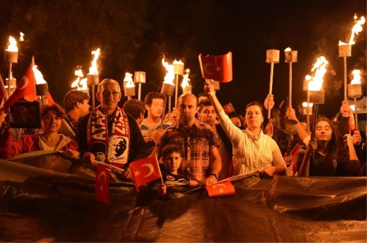 İzmir\'de Cumhuriyet Coşkusu Geceye Taştı